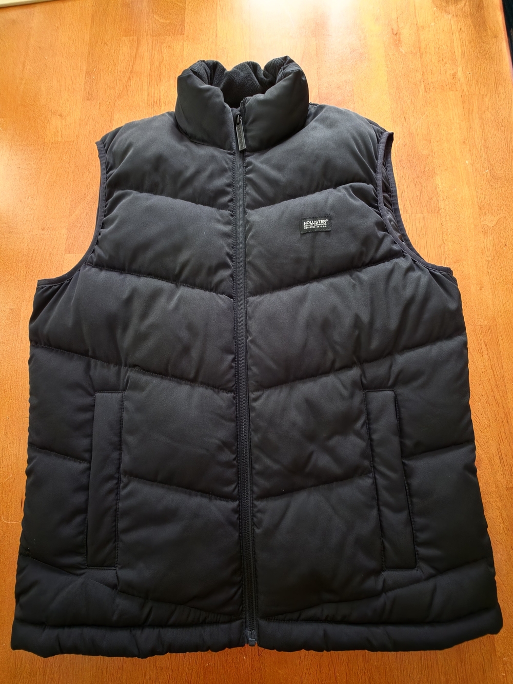 Hollister Men's Black Quilted Puffer Vest.  Size Med